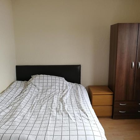 A Double Bedroom Near Glasgow City Centre Not In Great Condition Suitable For Short Stay Exteriör bild