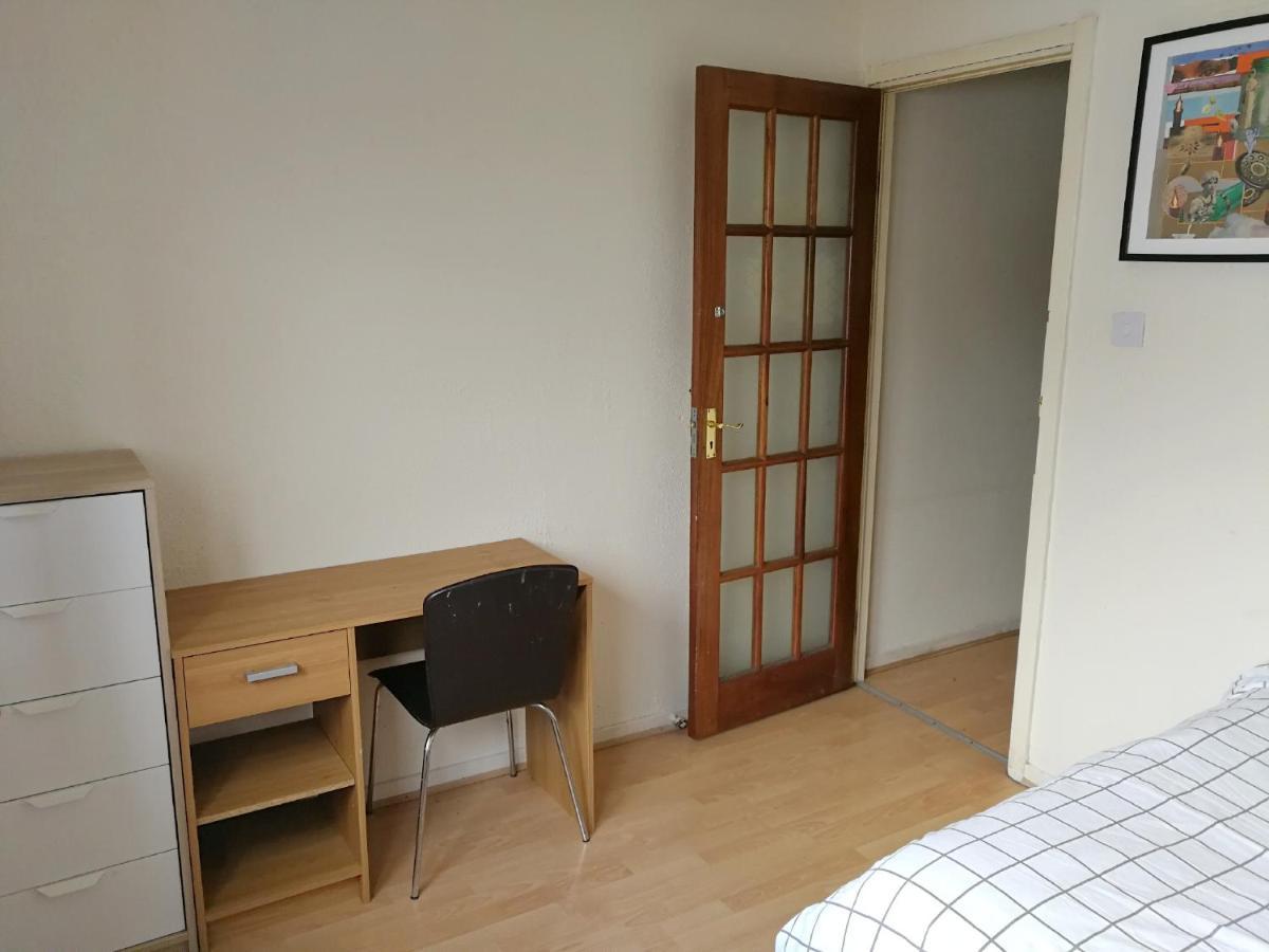 A Double Bedroom Near Glasgow City Centre Not In Great Condition Suitable For Short Stay Exteriör bild