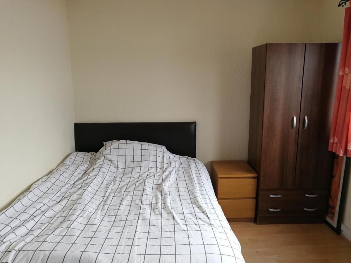 A Double Bedroom Near Glasgow City Centre Not In Great Condition Suitable For Short Stay Exteriör bild